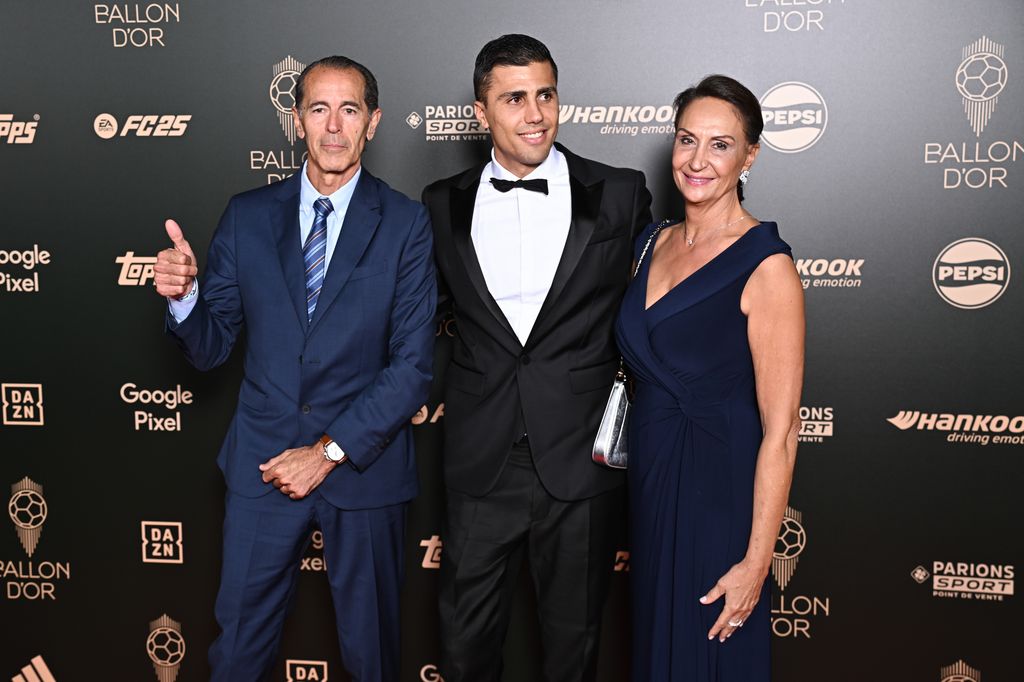 Rodri, ganador del Balón de Oro 2024, posa con sus padres