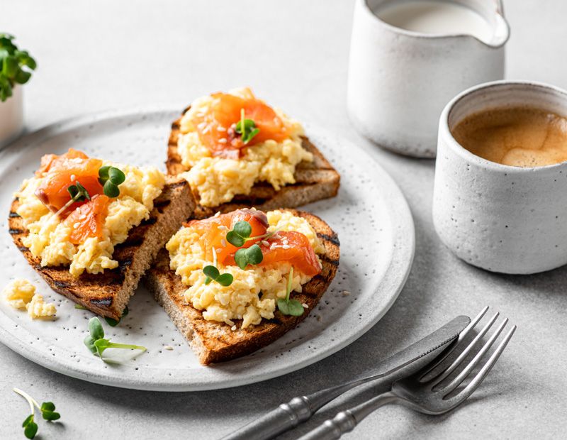 Tostadas de huevo con salmón