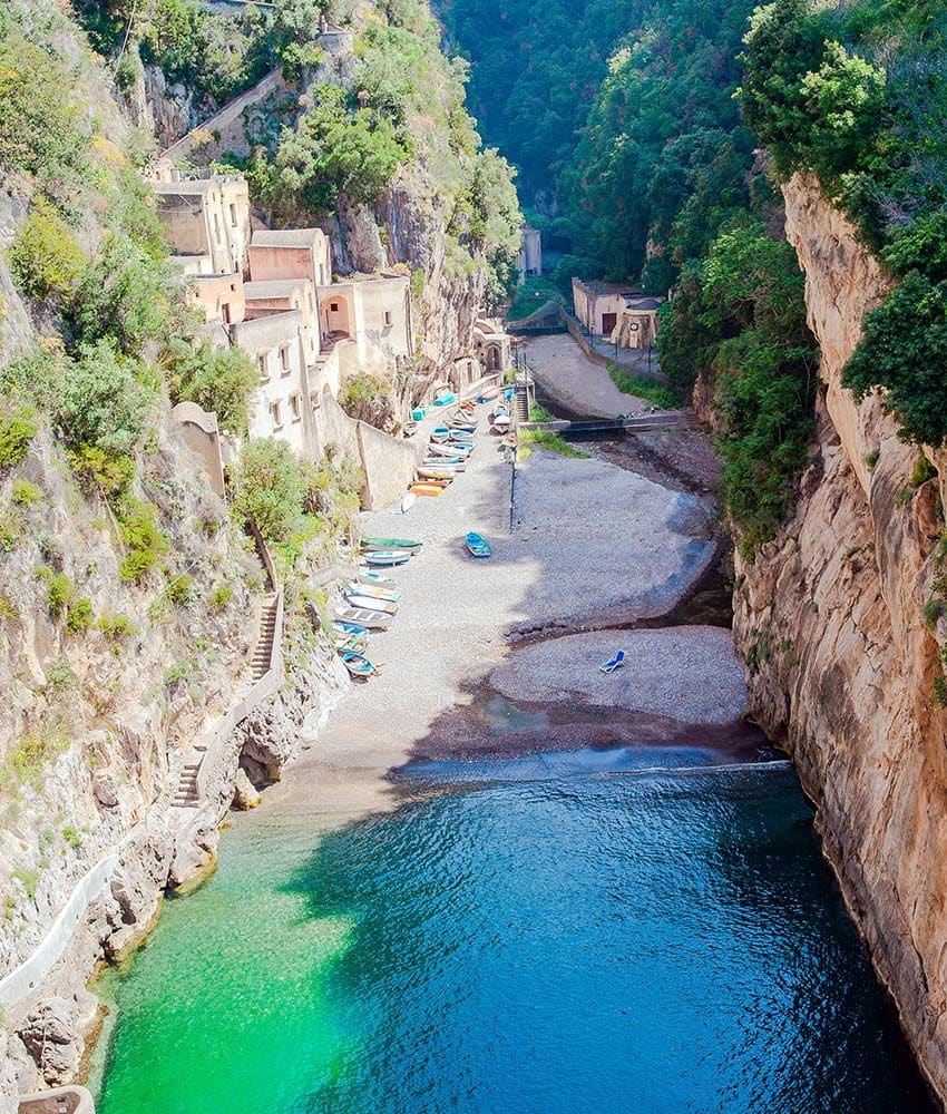 Fiordo de Furore, en el Mediterráneo, Costa Amalfitana, Italia