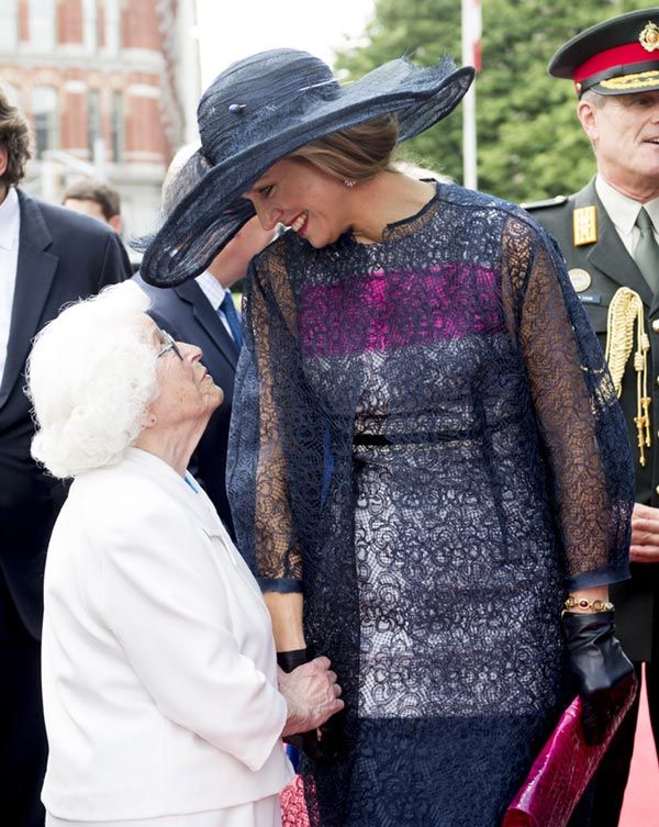 La Reina dedicó su mejor sonrisa hasta la fecha, y eso es mucho decir tratándose de la sonrisa de Holanda, a una canadiense mayor que la asaltó en su recorrido
