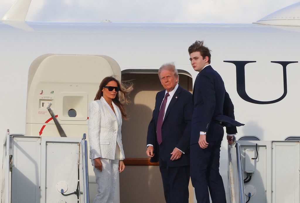 Donald Trump, junto a su mujer Melania y su higo Barron, vuela a  Washington