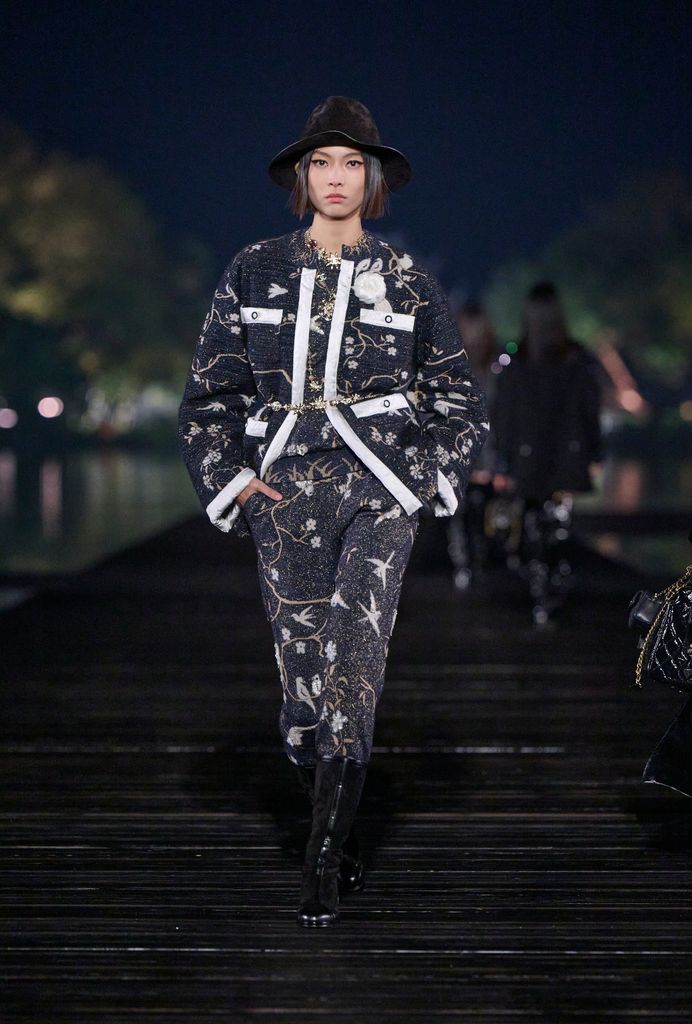 Desfile de CHANEL 2024/25 Métiers d’art en Hangzhou, China