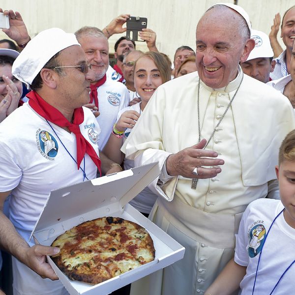 Un puesto reservado en la Plaza de San Pedro para asistir a la canonización de la madre Teresa de Calcuta y un almuerzo a base de pizza napolitana fue el regalo que el Papa Francisco hizo a 1.500 personas sintecho
