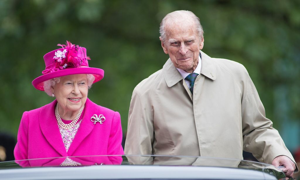 queen elizabeth s husband prince philip not expected to leave hospital for several days 