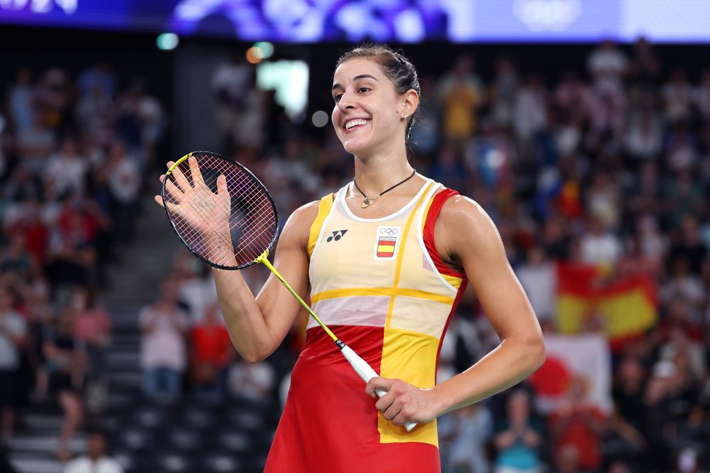 Carolina Marín del equipo de España celebra la victoria en su partido individual femenino contra Aya Ohori del equipo de Japón en el octavo día de los Juegos Olímpicos París 2024