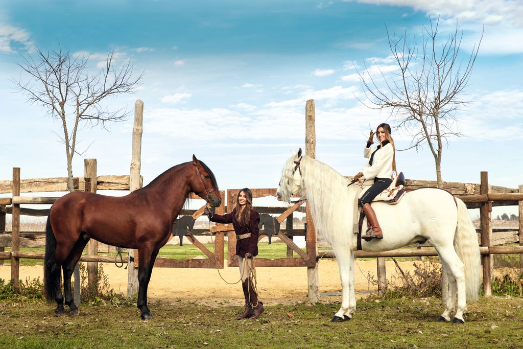 Marta González, montada a caballo, y al lado, con otro, su hermana Elena