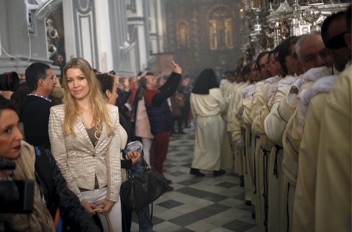 Nicole estuvo en la iglesia poco antes de que diera comienzo la procesión en la que participó Antonio
