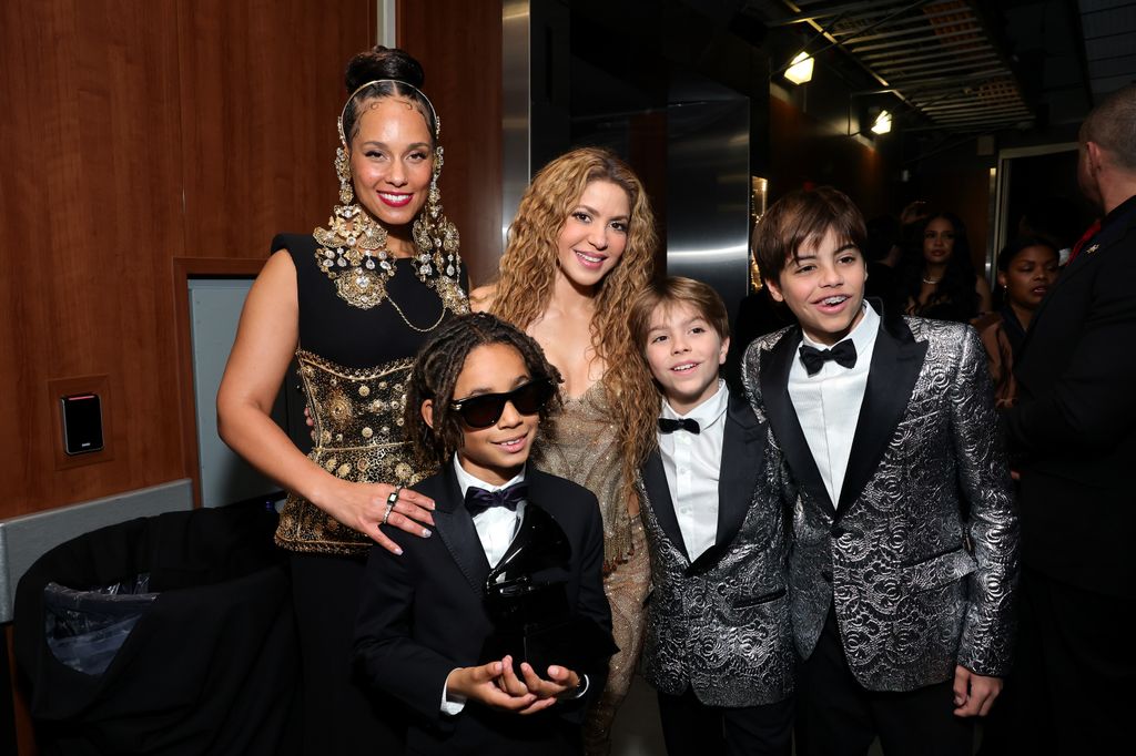 Alicia Keys, su hijo Genesis Ali Dean, Shakira, Sasha y Milan en la 67a. edición de los Grammys 