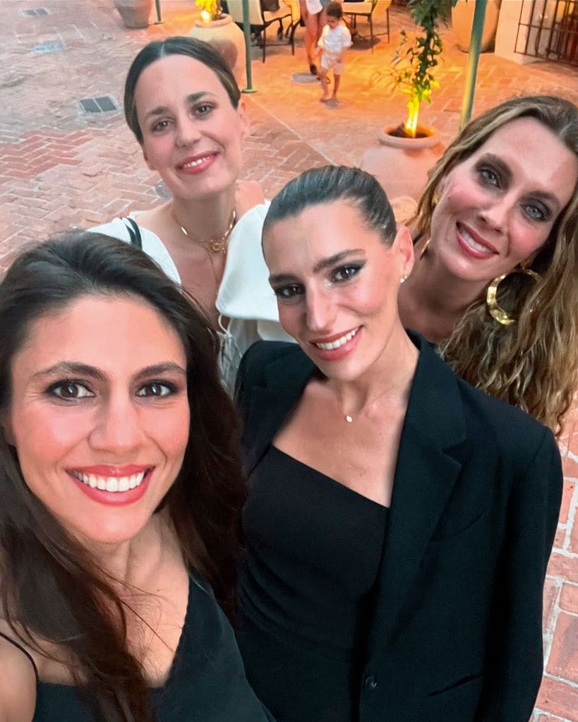 Ana Cristina Portillo con sus hermanas