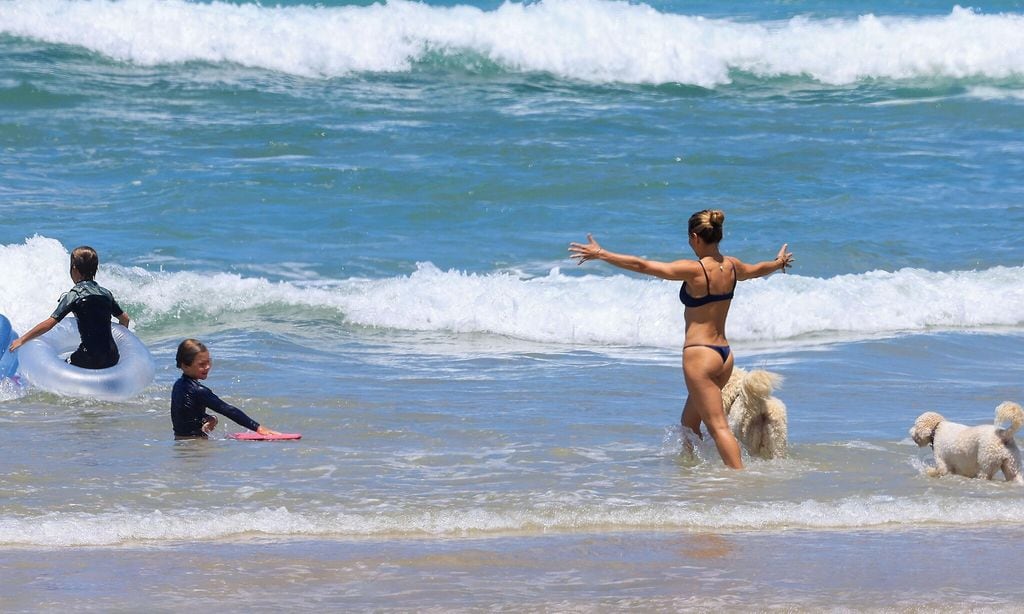 HOLA 4098. Elsa Pataky y Chris Hemsworth con sus hijos en las playas de Byron Bay.