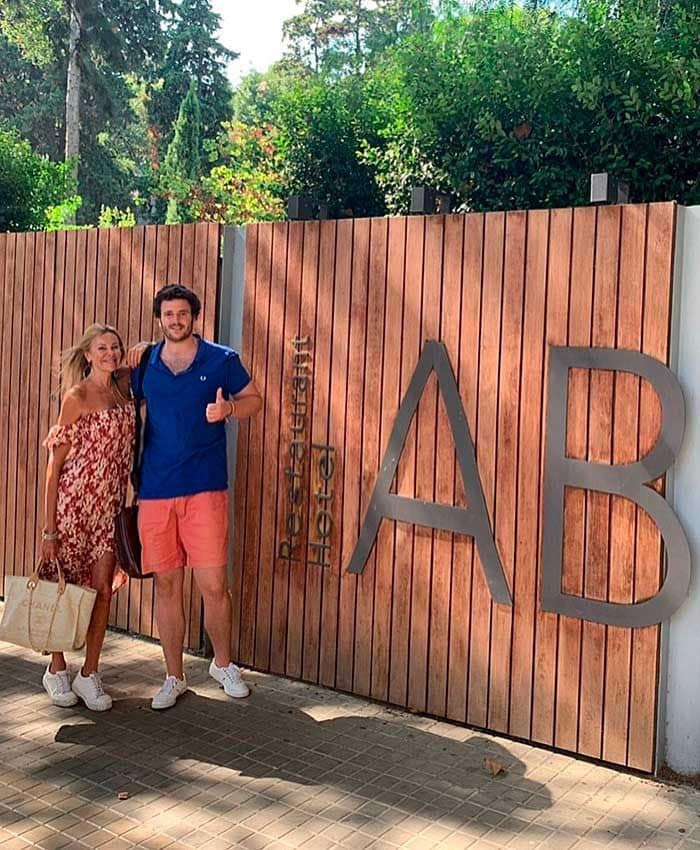 Ana Obregón con su hijo Alessandro Lequio Jr. en el restaurante de Jordi Cruz