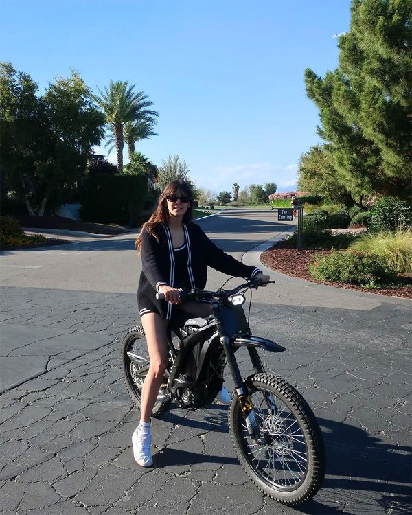 Nina Dobrev en la motocross