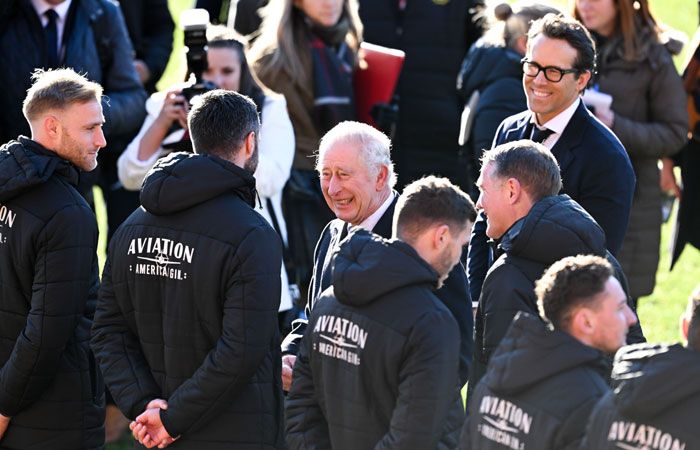 Carlos de Inglaterra con los jugadores del Wrexham