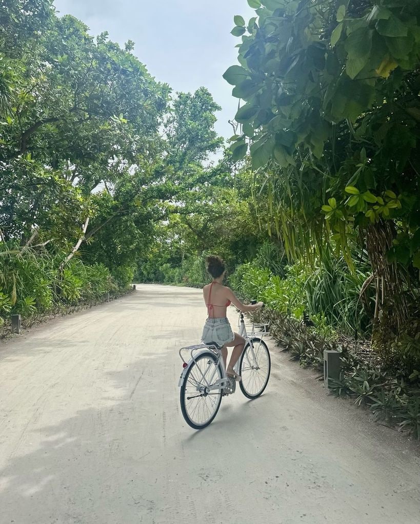 Su Burcu Yazgı Coşkun recorrió Maldivas en bicicleta