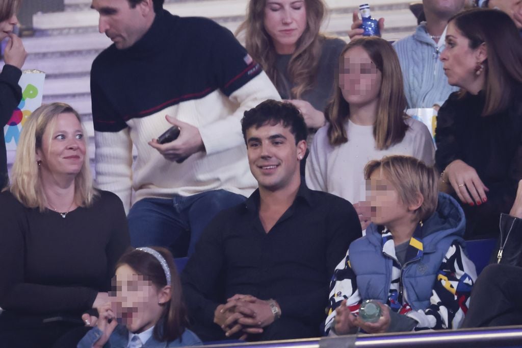 Óscar Casas y su hermano en el concierto de Ana Mena en Madrid el 22 de diciembre de 2024