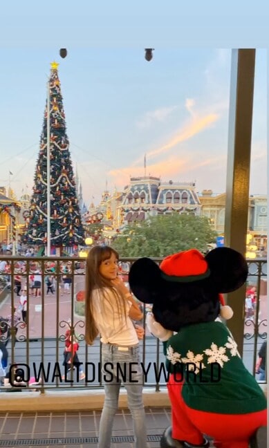 Luis Fonsi y su familia en Disney