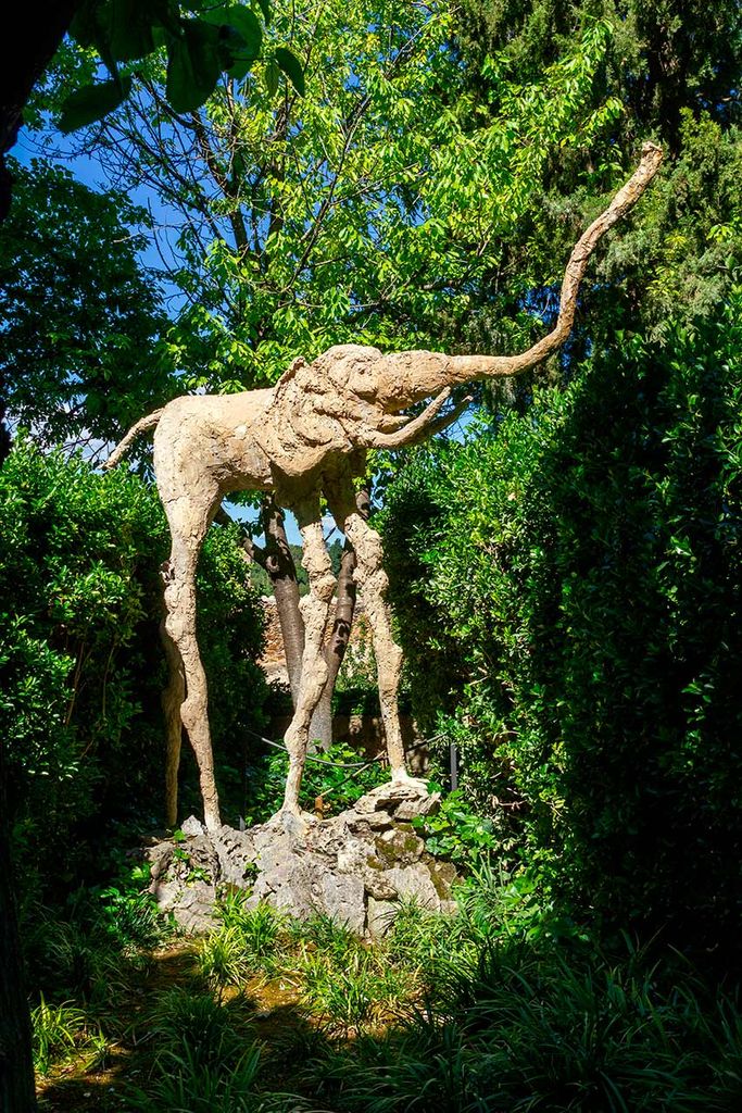 Elefantes en el jardín del castillo de Púbol