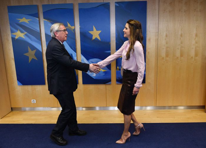 En su gira de trabajo con el fin de dar soluciones a largo plazo para la crisis de refugiados sirios, la Reina también se reunido con distintos representantes de instituciones europeas como el Presidente de la Comisión Europea, Jean-Claude Juncker
