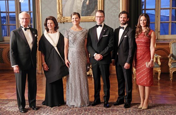 La princesa Victoria se convirtió en el foco de todos los flashes en una noche en la que estuvo acompañada por su marido, el príncipe Daniel, sus padres, los Reyes Carlos Gustavo y Silvia de Suecia y los príncipes Carlos Felipe y Sofia
