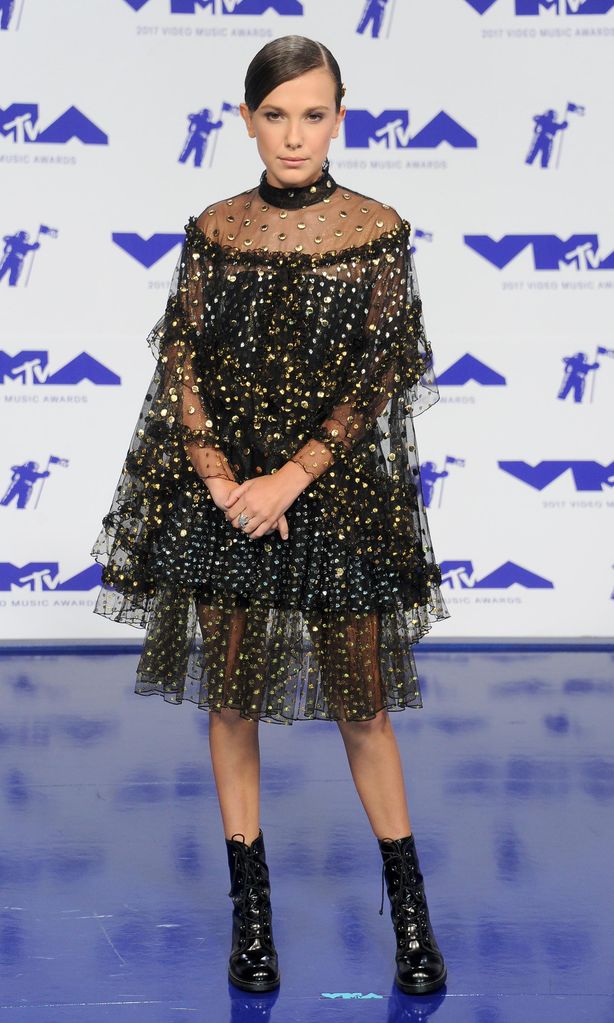 millie bobby brown con vestido de tul negro de rodarte