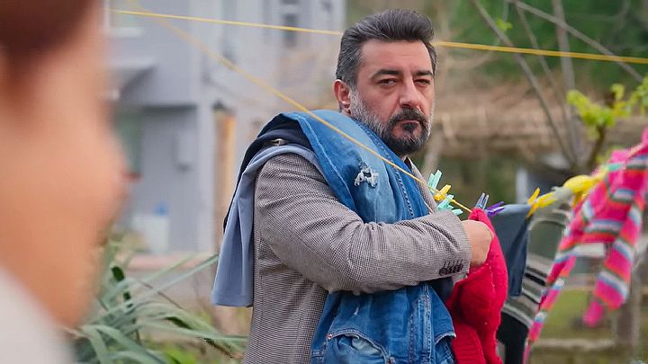 Avance de 'Hermanos': Akif hace guardia en casa de los Eren para interceptar el vídeo que Sado a mandado a Ömer y Fatma se aprovecha