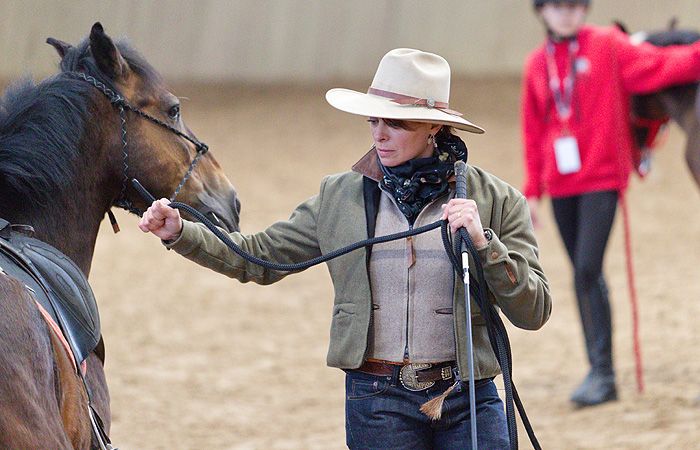 Natalia Estrada con un caballo 