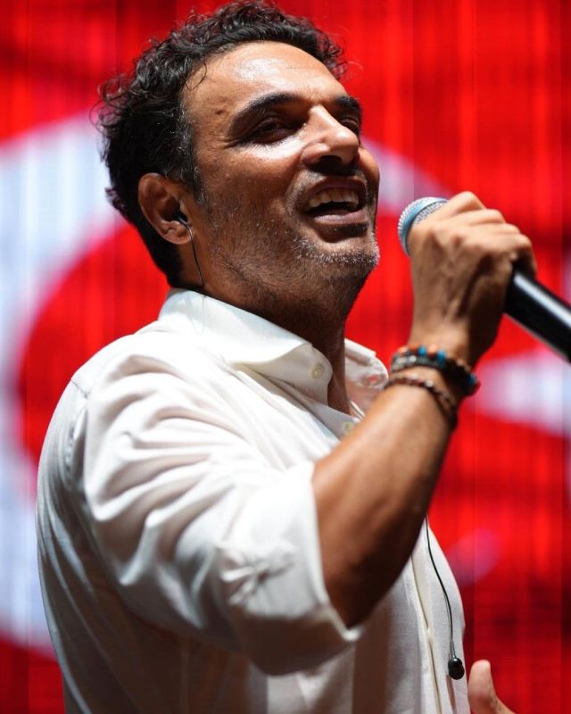 Además de actor, Uğur Aslan 'Secretos de familia') es un reconocido cantante y músico en Turquía