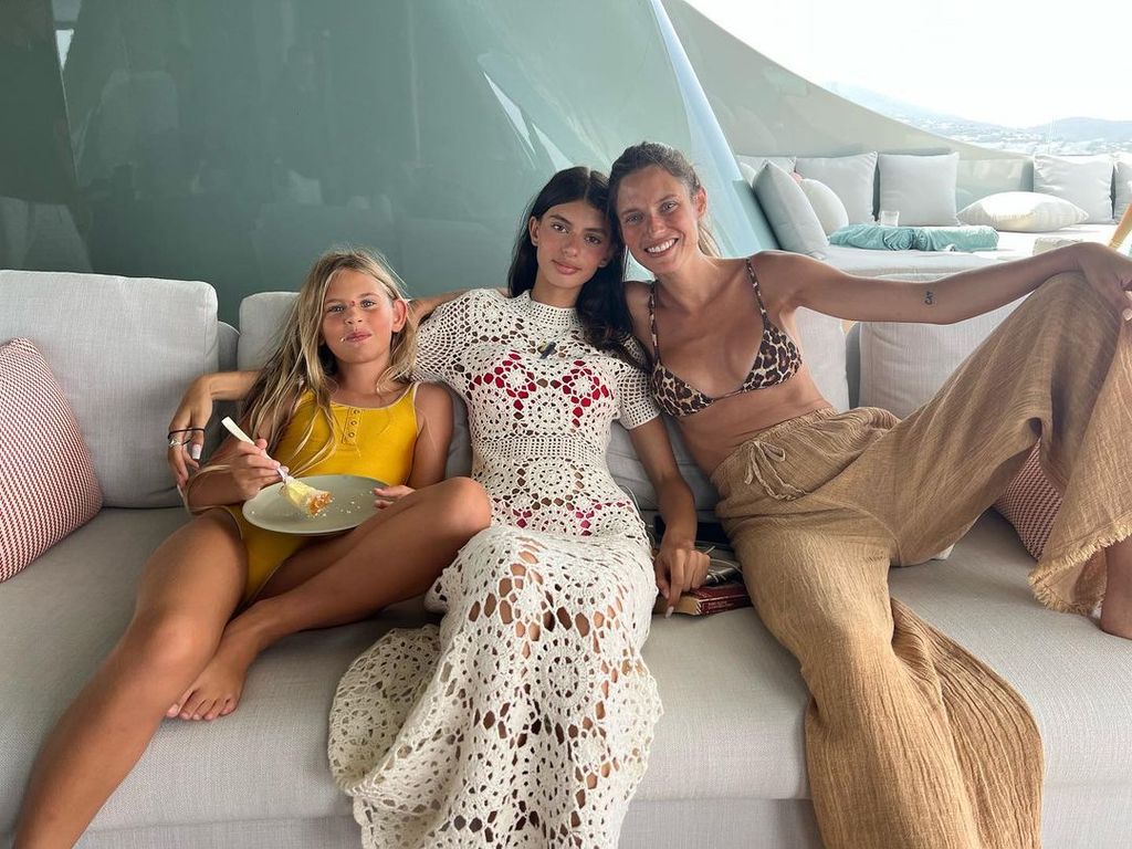 La modelo italiana Bianca Balti con sus dos hijas