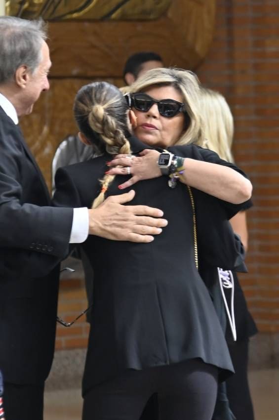 Abrazo entre Terelu Campos y Alejandra Rubio