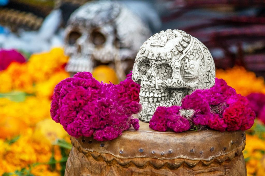 calavera colocada sobre un tambor para las festividades del Día de Muertos en el centro histórico de la Ciudad de México