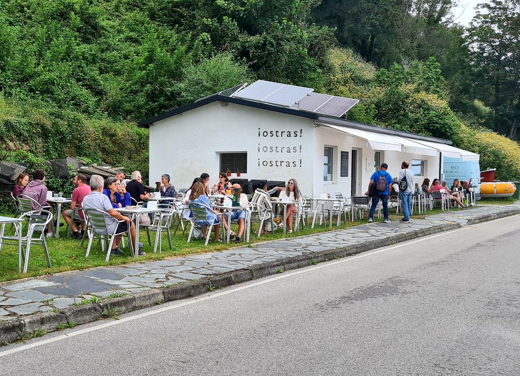 Terraza con gente comiendo ostras