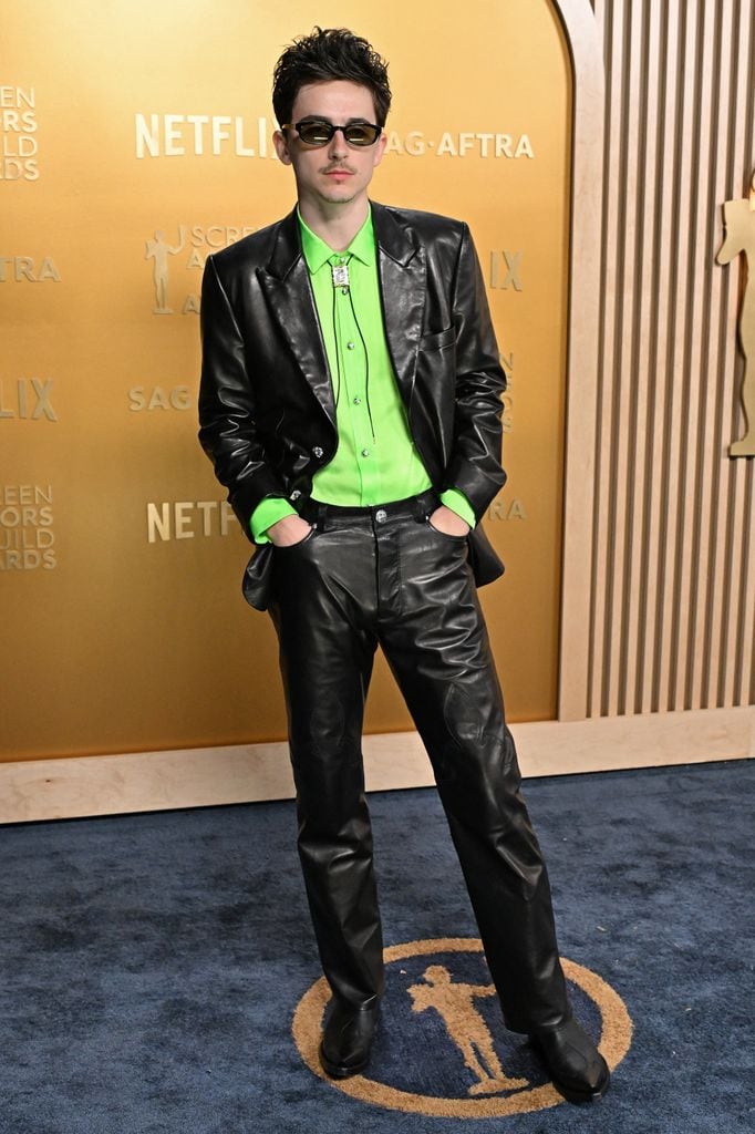 Timothée Chalamet con un traje de cuero negro de Chrome Hearts, camisa verde neón y corbata bolo en los SAG Awards 2025.