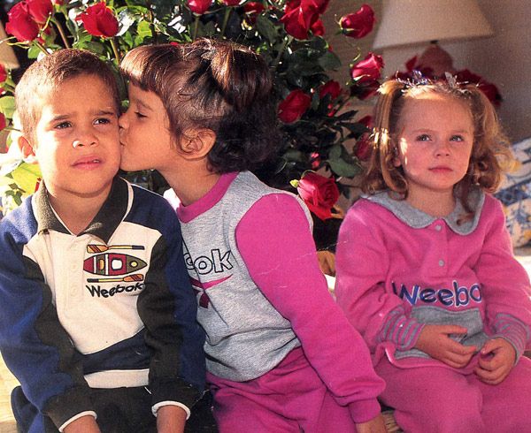 Gloria Camila le planta un gran beso en la mejilla a su hermano, al que siempre ha estado muy unida. A día de hoy, Gloria Camila es un gran apoyo para José Fernando, que no ha estado atravesando su mejor momento. En la imagen también está la pequeña Rocío, la primera hija que tuvieron Rocío Carrasco y Antonio David Flores