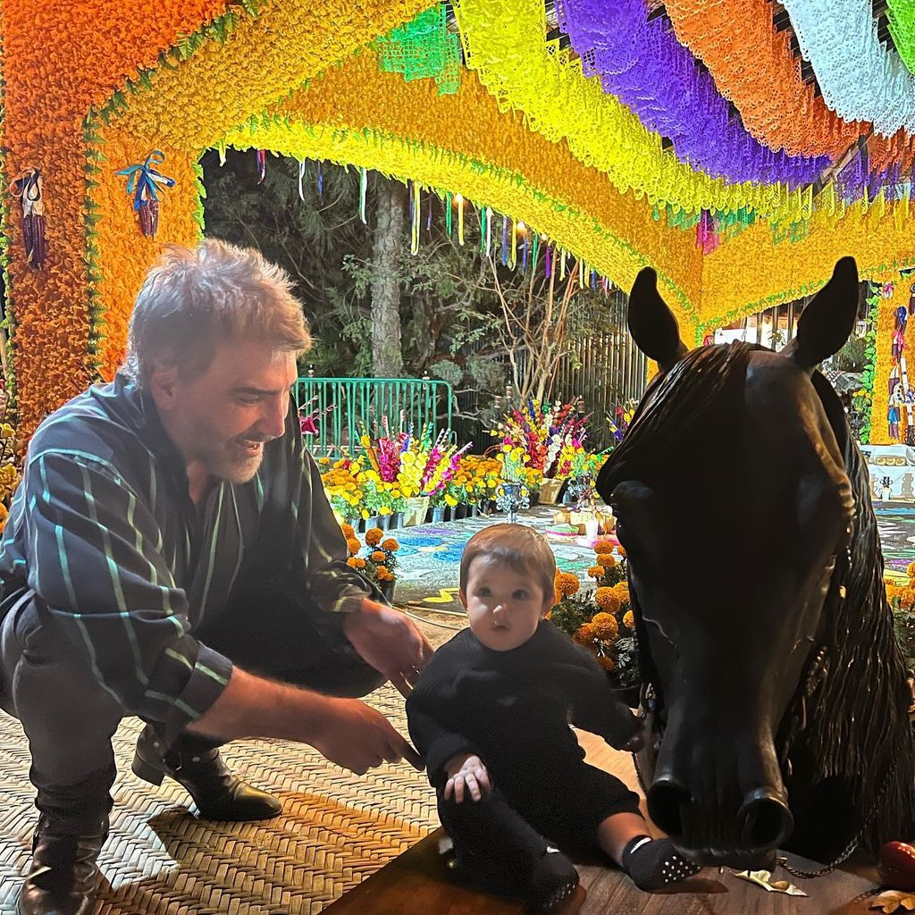 Alejandro Fernández y su nieta Mía en la ofrenda de Día de Muertos en honor a Vicente Fernández