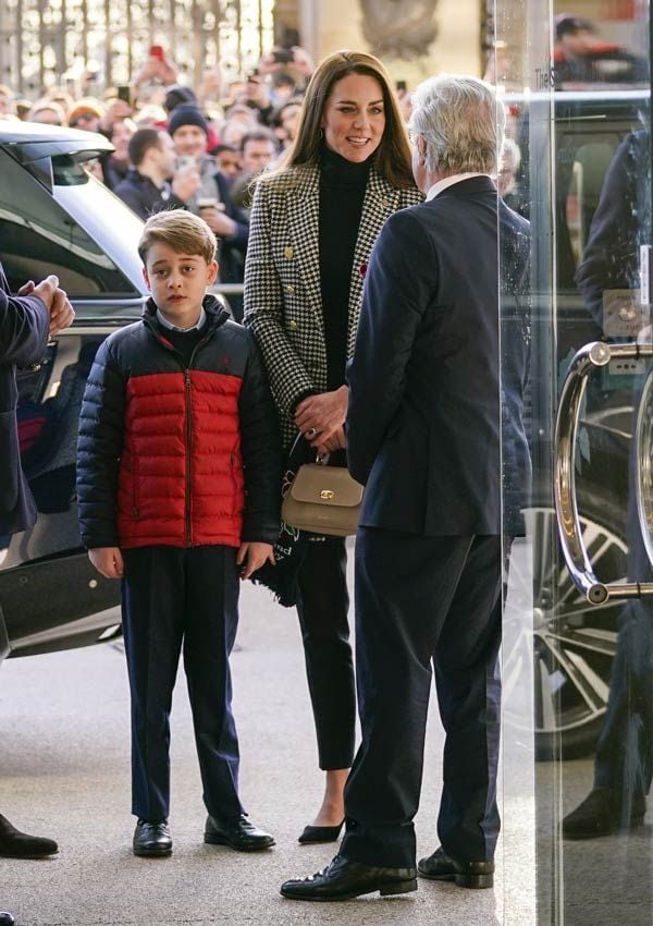 Kate Middleton con look negro y abrigo pata de gallo