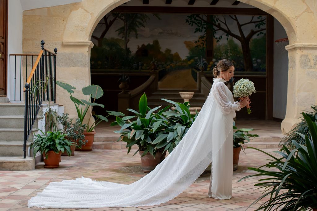 Vestido de novia con capa de Sara Omatos