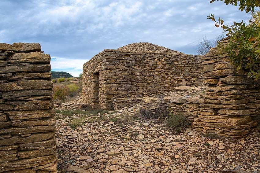 9vilafrancaconstrucciones de piedra en seco en el paraje de la parreta