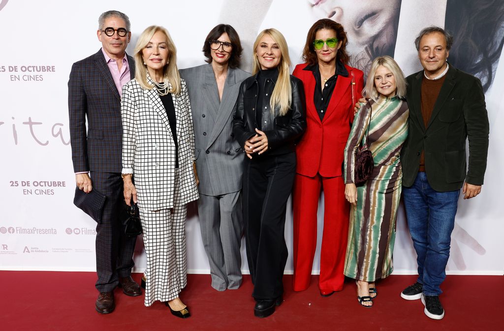 Paz Vega con Boris Izaguirre, Carmen Lomana, Cayetana Guillén Cuervo, Samantha Vallejo-Nágera, Eugenia Martínez de Irujo y Narcís Rebollo