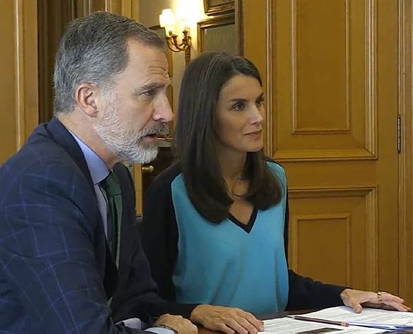 La reina Letizia con jersey azul