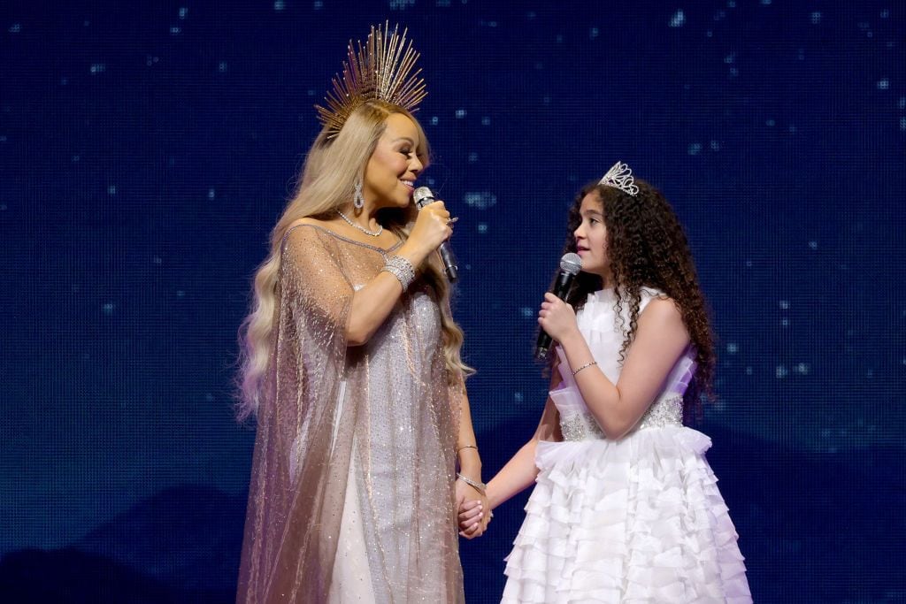 Mariah Carey y Roe Cannon cantando 'Merry Christmas Once And All' en Nueva York