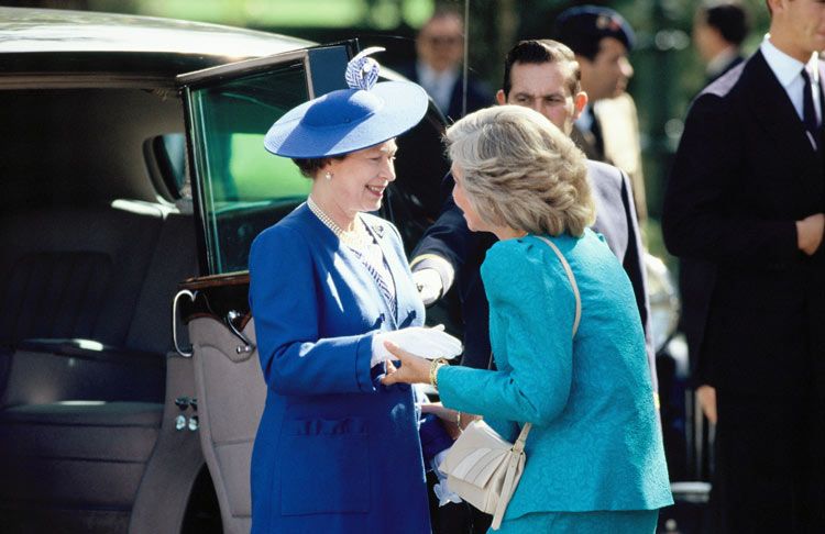 En 1988 fueron los Reyes españoles los que ejercieron de anfitriones, en esta imagen se ve cómo la reina Sofía recibe cariñosa a la reina Isabel
