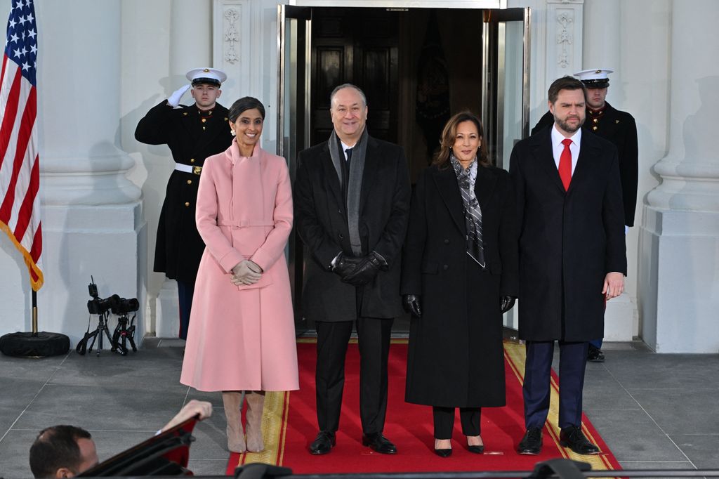 De izquierda a derecha, Usha Vance, el segundo caballero Douglas Emhoff, la vicepresidenta Kamala Harris y el vicepresidente electo JD Vance en las afueras del Capitolio 