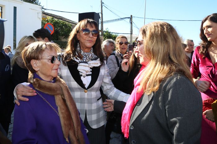 María Ángeles Grajal y Gabriela Ostos se saludan