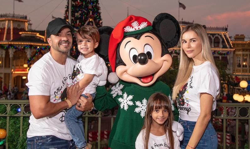 Luis Fonsi y su familia en Disney