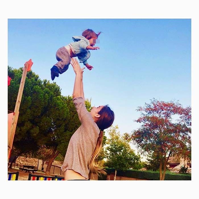 Natalia Sánchez y su hija Lía aprenden una valiosa lección en el parque