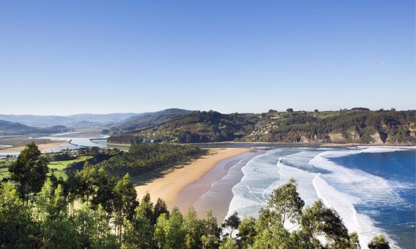 playa de rodiles con bandera azul asturias