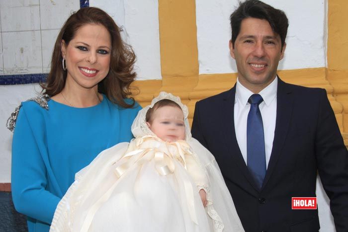 Pastora y su marido Francis Viñolo el día del bautizo de su hija Estrella, en enero de 2016
