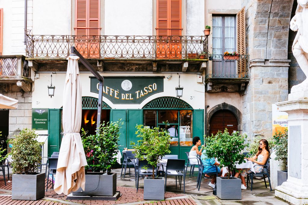 El Caffé del Tasso, un local histórico situado en la céntrica Piazza Vecchia de la Ciudad Alta de Bérgamo, es una visita obligada para degustar su carta de comida tradicional italiana. 