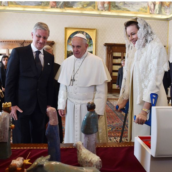 Los Reyes de Bélgica intercambian regalos con el papa Francisco en su primer encuentro oficial en el Vaticano
