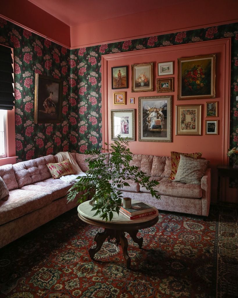 Salón de estilo vintage con papel pintado de flores y alfombra oriental. 